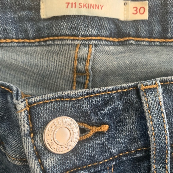 Women’s 711 Skinny distressed Levis - Picture 4 of 9